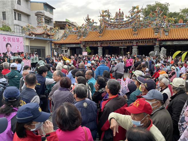  民進黨副總統候選人蕭美琴到南投縣輔選，除了向長老基督教會教友懇託，也在配天宮廟口開講。（楊靜茹攝）