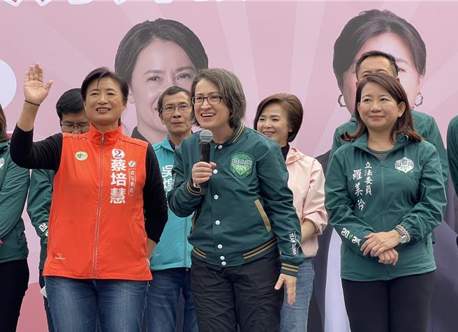 蕭美琴在南投市配天宮廟口開講，開玩笑說「選賴清德送蕭美琴」。（楊靜茹攝）