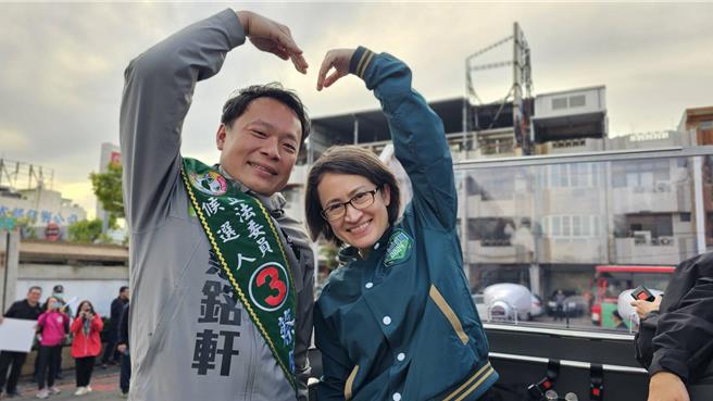 蕭美琴與南投一選區立委候選人蔡銘軒合體比愛心，在草屯鎮進行車隊掃街拜票，力拚黃金交叉。（蔡銘軒競辦提供／楊靜茹南投傳真）