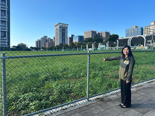 民進黨新北市議員鄭宇恩表示，「新北市行政區教育資源配置評估計畫」淡海新市鎮新設國中主要針對位於濱海路、義山路口的文中九用地，面積2萬7522平方公尺，無論在校地面積、交通區位等都很合適。（鄭宇恩提供）