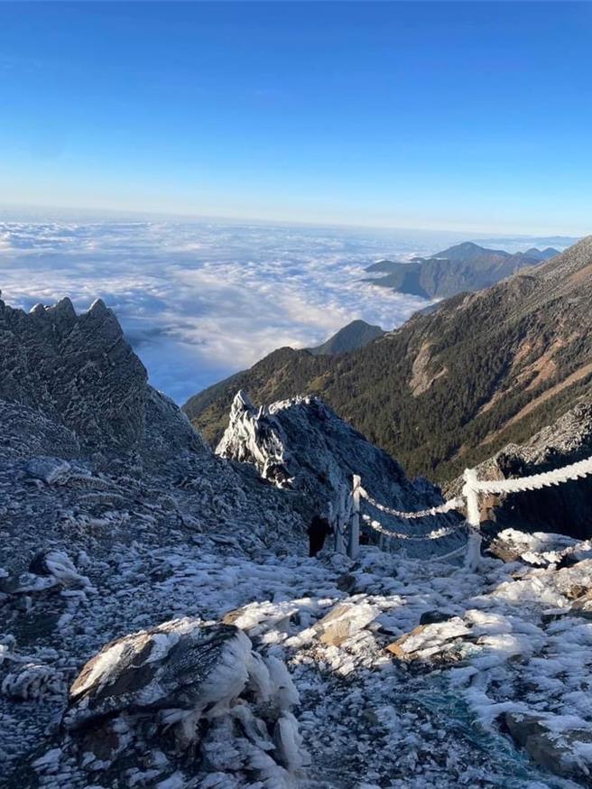 网友痛斥没带雪地装备强登覆盖冰雪玉山，根本是越级打怪，运气不好恐上天堂。（翻摄脸书「靠北登山大小事」／杨静茹南投传真）