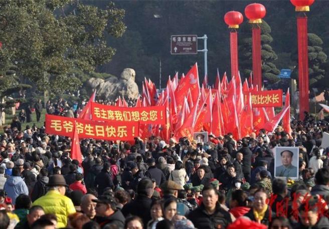 12月26日，于湖南韶山毛泽东广场，各界群眾等候参加向毛泽东铜像敬献花篮仪式。（图／中青报）