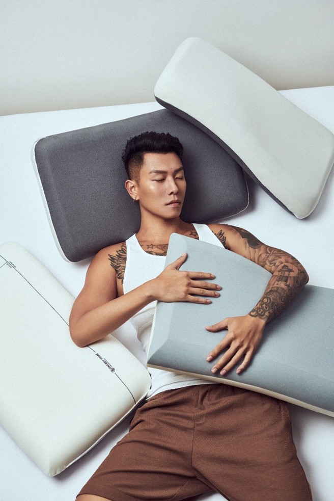 瘦子表示，平时很难入眠，所以选择能够支撑颈部的枕头很重要。(ONEBOY HOME提供)
