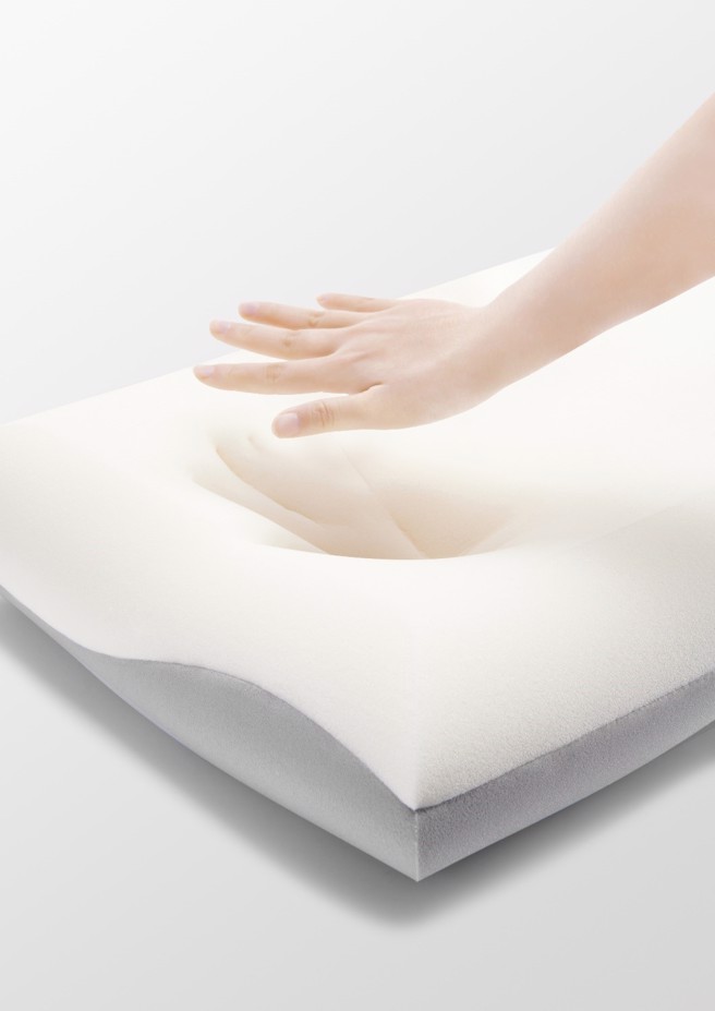 『熟睡夹芯枕』主打Ｒ字双枕芯分层设计，拥有双枕芯慢回弹护颈科技，护颈外更提升睡眠品质。(ONEBOY HOME提供)