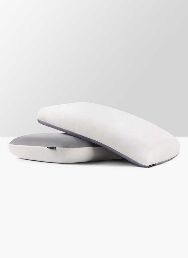 『熟睡夹芯枕』是双面料枕套，由冰丝凉感及暖心绒组合而成。(ONEBOY HOME提供)