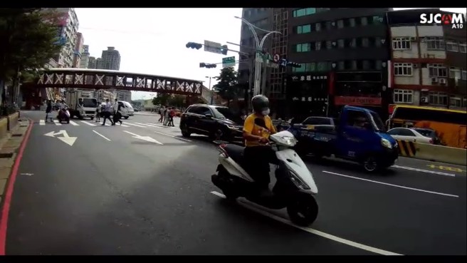 新北市1名45歲林姓男子，去年11月騎乘機車行經淡水區民權路177號前，因未禮讓行人，遭淡水分局劉姓員警攔停取締。（翻攝畫面）