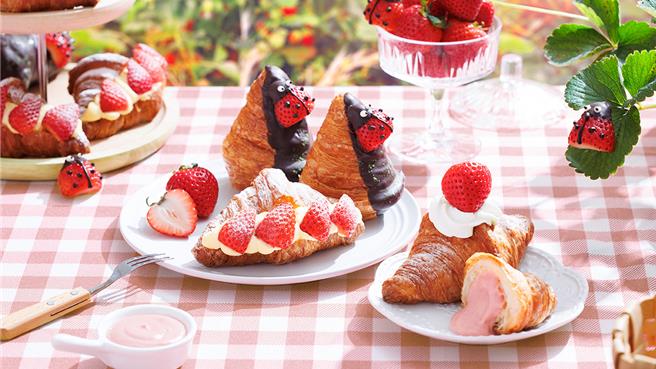 「八月堂」今年主打以新鲜草莓创造欢乐的「田园时光」，包括首度亮相的「瓢虫美莓可颂」和「草莓宝石可颂」，与年销冠军「草莓卡士达」。(八月堂提供)