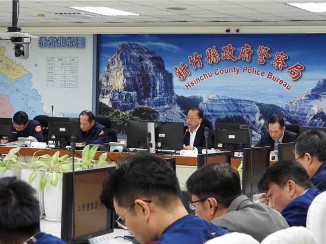 警政署长黄明昭（左三）26日到新竹县警局慰问同仁辛劳，并视导选举安全维护及查贿制暴工作。（新竹县警局提供／邱立雅竹县传真）