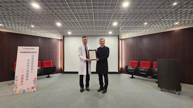 羅東博愛醫院 院長王文斌（左）頒發感謝狀給予宜果國際股份有限公司品牌發展處處長郭晏豪（右）。（羅東博愛醫院提供／吳佩蓉宜蘭傳真）