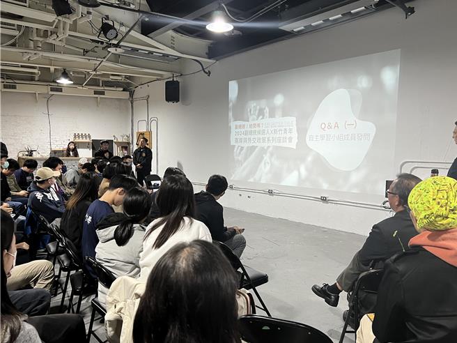 清大國際關係學生自主學習小組26日主辦國民黨副總統候選人趙少康座談會，現場開放學生提問直球對決。（王惠慧攝）