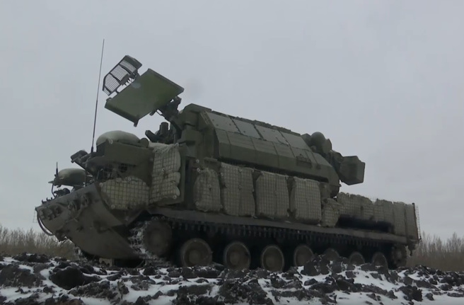 俄罗斯道尔系统被覆上砂包。(图/X)