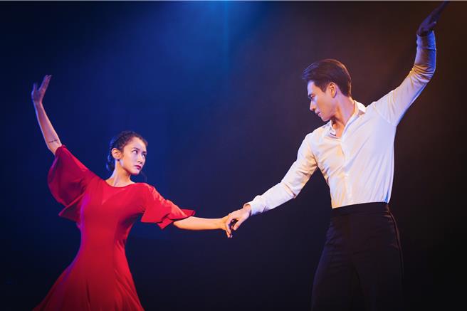 劉冠廷和王淨在劇中共舞探戈。（CATCHPLAY提供）