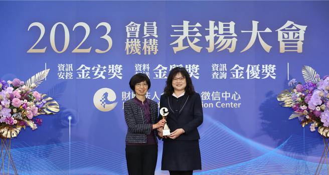 金管会银行局长庄琇媛（左）26日颁发「金优奖」，由台中银行副总经理陈淑贞（右）代表领奖。图／台中银行