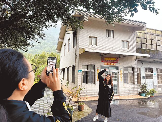 民进党总统候选人赖清德万里老家被认定是既存违建，争议未歇，大批民眾慕名前来朝圣、打卡，人潮络绎不绝。（高钧麟摄）