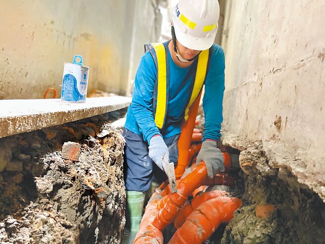 樹林區汙水道二期工程預計2026年完工，施工人員在後巷執行汙水接管作業。（圖為示意照）。（新北市水利局提供／陳慰慈新北傳真）