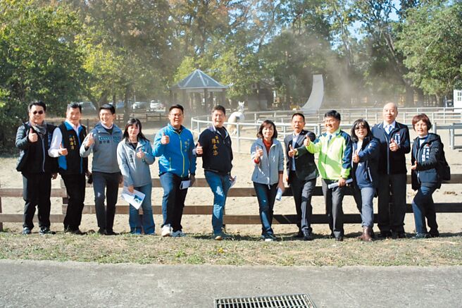 台中后里馬場營運不佳遭審計部檢討，台中市議會交通地政委員會25日到后里馬場考察，市議員陳淑華（右六）等人了解馬場營運情況及未來經營方向、馬匹照顧問題等。（台中市政府提供／林欣儀台中傳真）