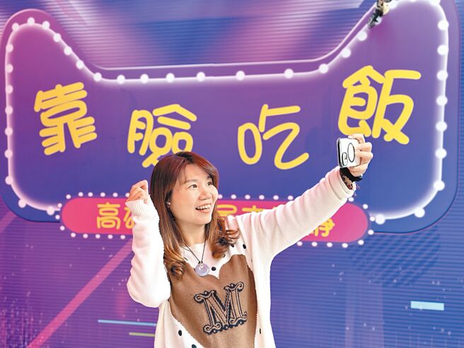 国民党籍高市议员李雅静（见图）在中华夜市商圈及其服务处周边挂上「网美背板」，让旅客拍照打卡。（李雅静提供／洪浩轩高雄传真）