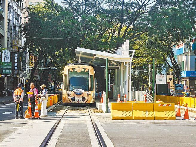 高雄推動捷運路網「四線齊發」，包含輕軌成圓、捷運黃線、捷運小港林園線、岡山路竹延伸線，其中輕軌最後的大順路段，將於明年元旦通車試營運。（任義宇攝）