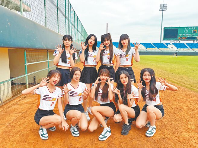 幻藍小熊（上排左起）許媛媛、阿勇、Nico、BIDO、采甄（下排左起）、XXIN、Vicky、毓、容容擔任一日限定球員。（天空娛樂提供）