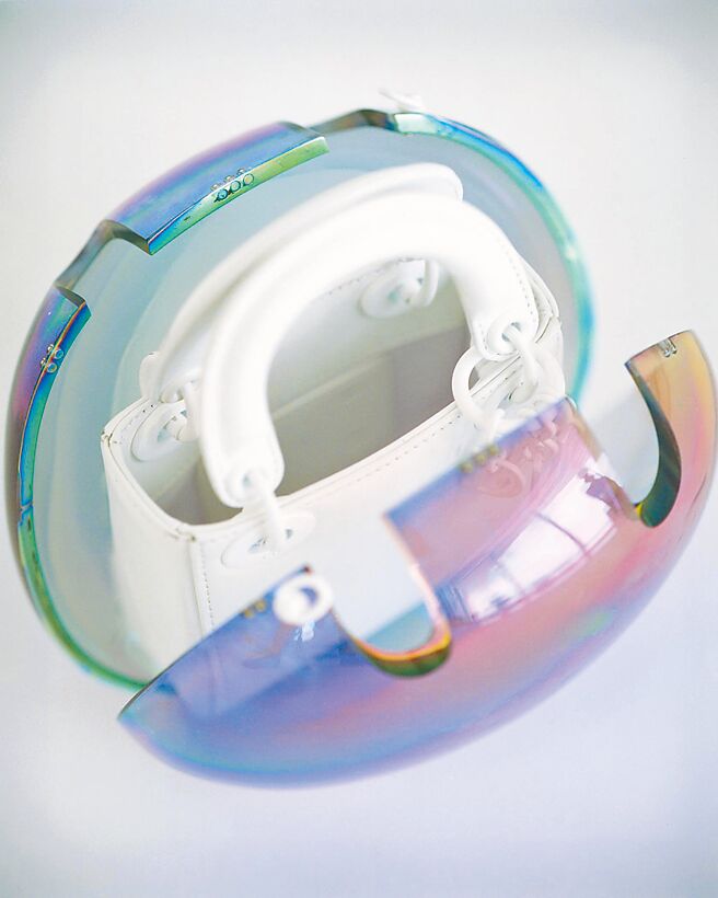 森万里子的作品以佛教为底，这颗「泡影」也让人联想到《金刚经》的「如梦幻泡影」。（Dior提供）