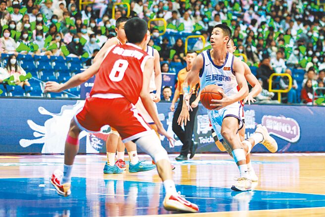 三民栾承威（右）25日轰下37分，另有12篮板、6助攻。（高中体总提供）