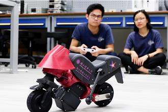 清大生打造自動平衡摩托車 可遠端控制還會倒退走