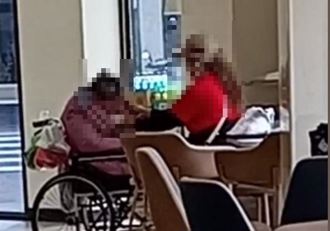 輪椅失智婦超商內遭女看護「狂甩巴掌」    正義姐怒PO網警要查了