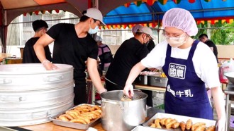 義大學子化身大廚 實戰4百人蔬食饗宴