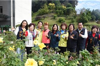 議會與縣府參訪七里香玫瑰森林 地方觀光產業發展交流意見