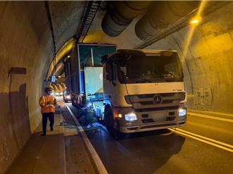 大貨車秒變「卡車」！未注意隧道限高 撞壞排風管動彈不得