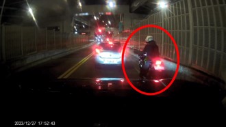 老鼠屎！紅牌重機硬鑽車縫 撞到後照鏡竟「不理不睬」