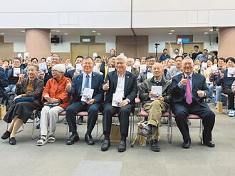 吳重雨口述歷史新書 魏哲家到場祝賀