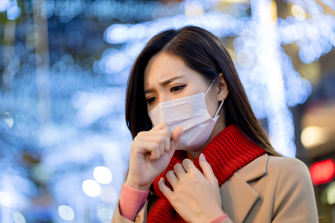网友分享，最近诊所被塞爆，家人看医生居然要等24人，互相提醒最近要注意身体健康。（示意图／Shutterstock）