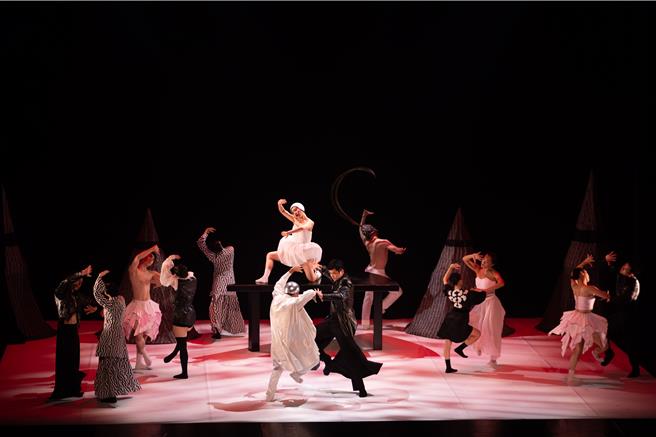 由编舞家蔡博丞带领的丞舞制作团队，2023年冬季欧陆巡演带着《爱丽丝》与《浮花》两部舞作，巡演11 座城市，共20场演出。（丞舞制作提供／李欣恬台北传真）