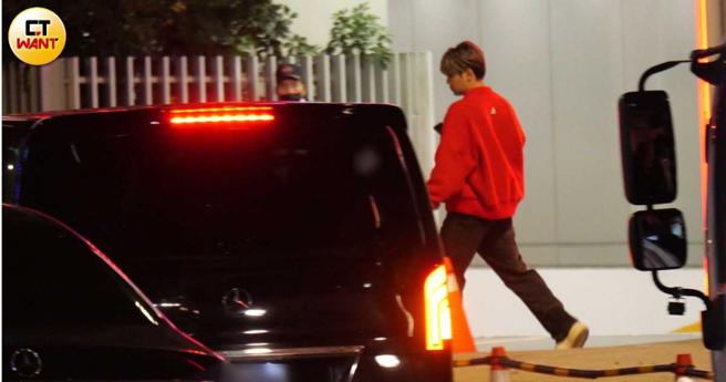 陈零九搭车离开台北市信义区活动现场。（图／本刊摄影组）