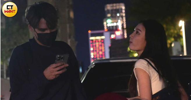 下车换了低调黑衣的陈零九与邬又曦会合前往一家小酒馆。（图／本刊摄影组）