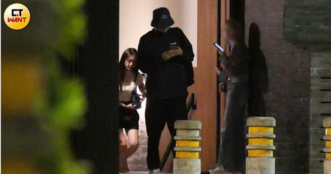 过了近两小时，陈零九和邬又曦一同离开小酒馆。（图／本刊摄影组）