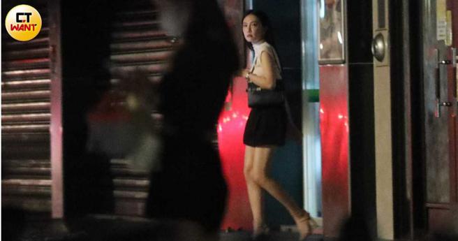 凌晨2点多，邬又曦独自先离开该社区。（图／本刊摄影组）