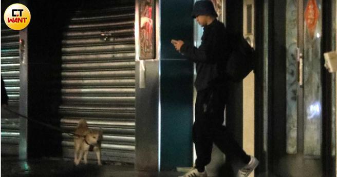 清晨5点半陈零九终于出现，独自搭乘多元计程车离开。（图／本刊摄影组）