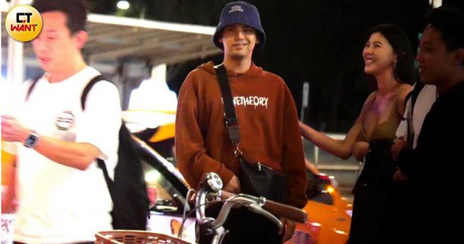 本刊于1日凌晨也在台北小巨蛋附近，直击到陈零九和一位大秀北半球的辣妹在街边聊天，女生笑到一直拉扯陈零九的手臂。（图／本刊摄影组）