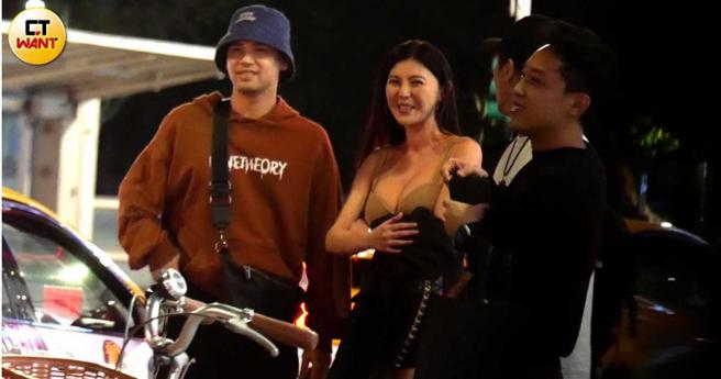 面对上下衣服失守的辣妹，陈零九面露腼腆笑容。（图／本刊摄影组）