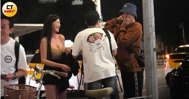 陈零九聊到做出奇妙的动作，爆乳辣妹也笑得合不拢嘴。（图／本刊摄影组）