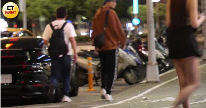 两人道别时陈零九不禁回头多望了女方几眼。（图／本刊摄影组）