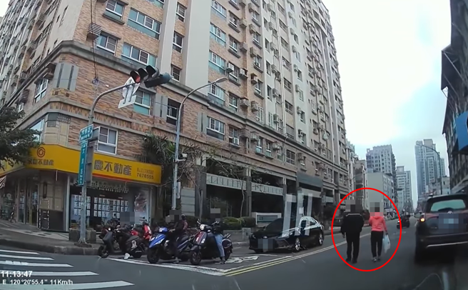 有驾驶看见2行人过马路时，没走在斑马线上，且「走斜的」悠閒过马路，让他不禁抱怨根本「帝王最终型态」。（图／翻摄自脸书爆料公社公开版）