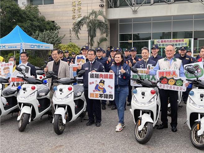 台南市政府动支第二预备金450万元，新购50辆电动警用巡逻机车，27日在市警局交通大队举行新车启用典礼。（洪荣志摄）