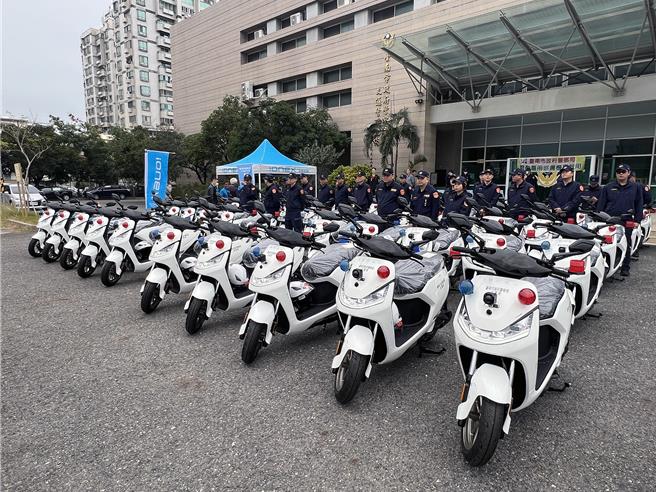 台南市政府动支第二预备金450万元，新购50辆电动警用巡逻机车，27日在市警局交通大队举行新车启用典礼。（洪荣志摄）