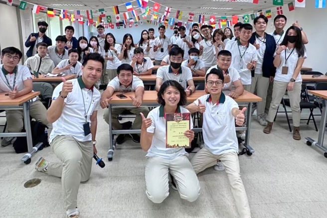 信義房屋十二期福星店主任張郁琪（前排中）在30歲之際，選擇轉職信義房屋，也屢次與同事分享經驗談。(圖/信義房屋 提供)