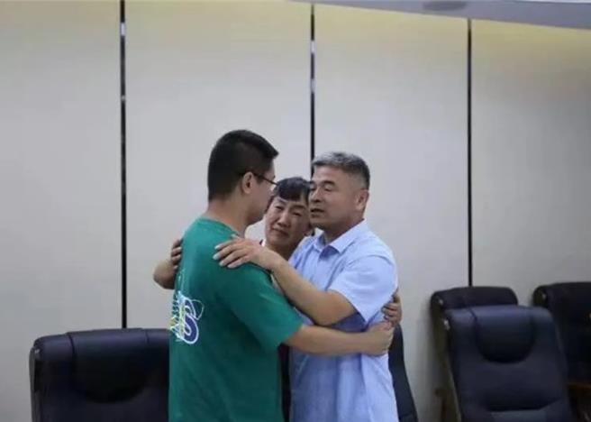 大陆电影《失孤》原型郭刚堂父子在2021年7月于山东聊城市相认，此时距离其子郭新振被拐已过去24年。（翻摄自香港东网）