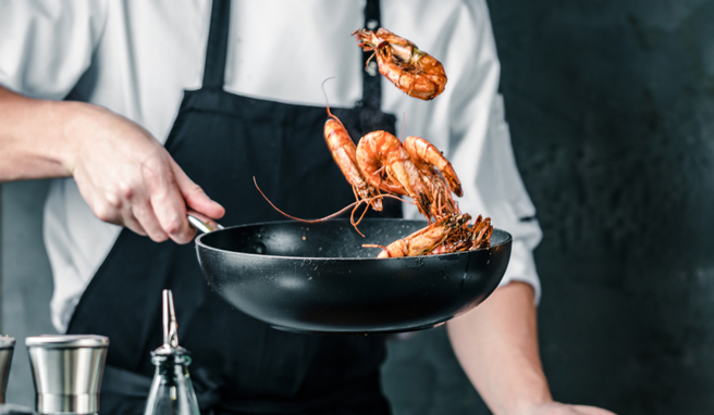 网友热议，自己煮一餐的成本，是不是很难控制在50元以内。（示意图／Shutterstock）