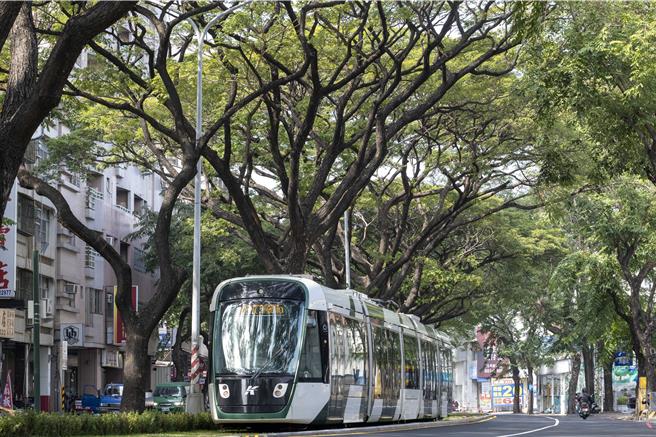 高雄輕軌大順路段完成最後調整事項，正式獲交通部營運許可，將於明年元旦起至元宵節免費試營運。（捷運工程局提供／任義宇高雄傳真）